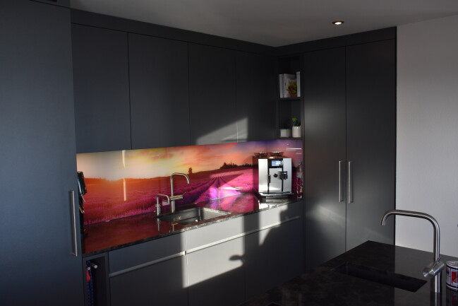 Küche mit Glasrückwand Motiv